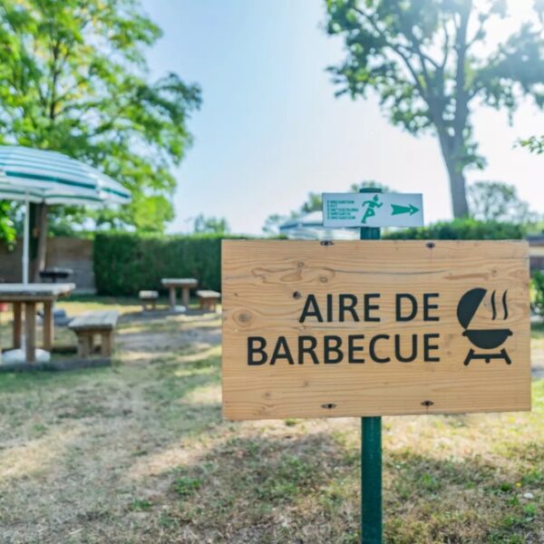 Aire de barbecue au camping L'Ile du Rhin près de Colmar en Alsace