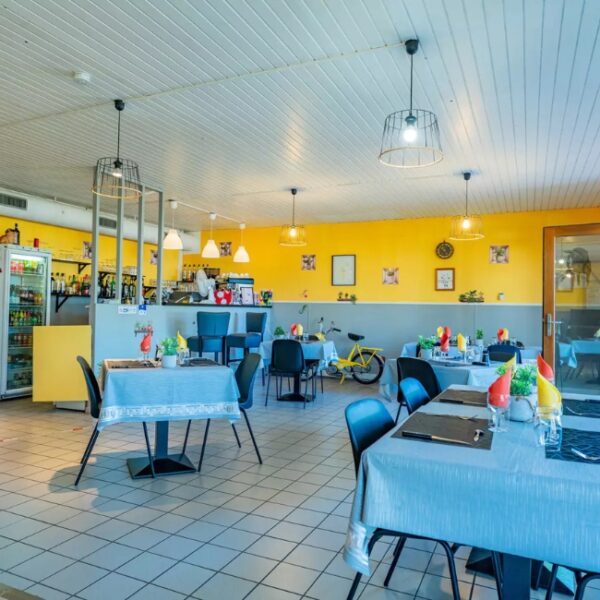 Salle du restaurant du camping L'Ile du Rhin près de Colmar en Alsace