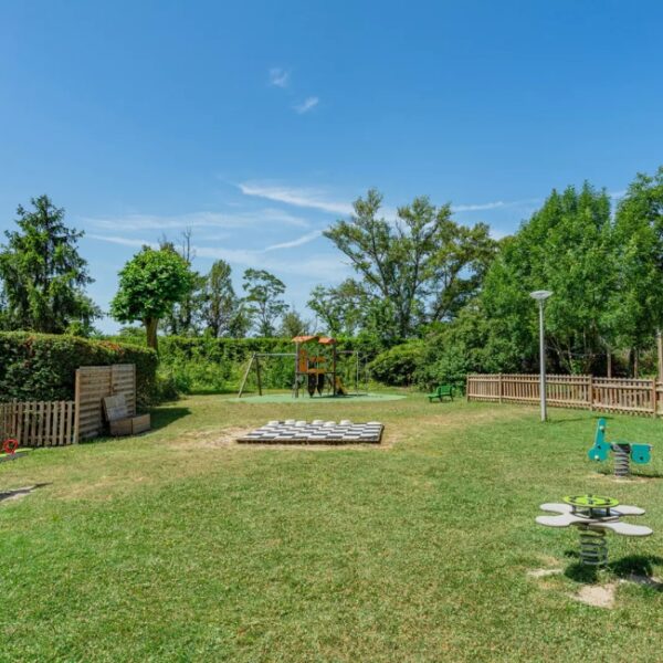 Aire de jeux du camping L'Ile du Rhin près de Colmar en Alsace