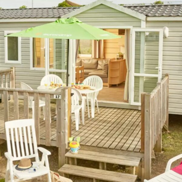 Mobil-home avec terrasse au camping Domaine de la Brèche, à Varennes-sur-Loire près de Saumur, dans le Maine-et-Loire.