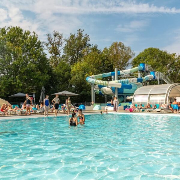 Camping avec piscine et toboggans aquatiques - camping Domaine de la Brèche, à Varennes-sur-Loire près de Saumur, dans le Maine-et-Loire.