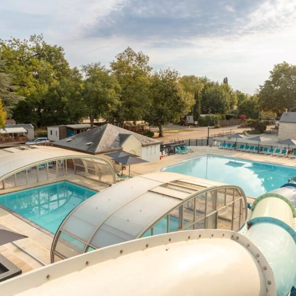 Camping avec piscine couverte et piscine extérieure - camping Domaine de la Brèche, à Varennes-sur-Loire près de Saumur, dans le Maine-et-Loire.
