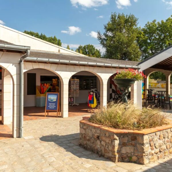 Accueil et épicerie au camping Domaine de la Brèche, à Varennes-sur-Loire près de Saumur, dans le Maine-et-Loire.