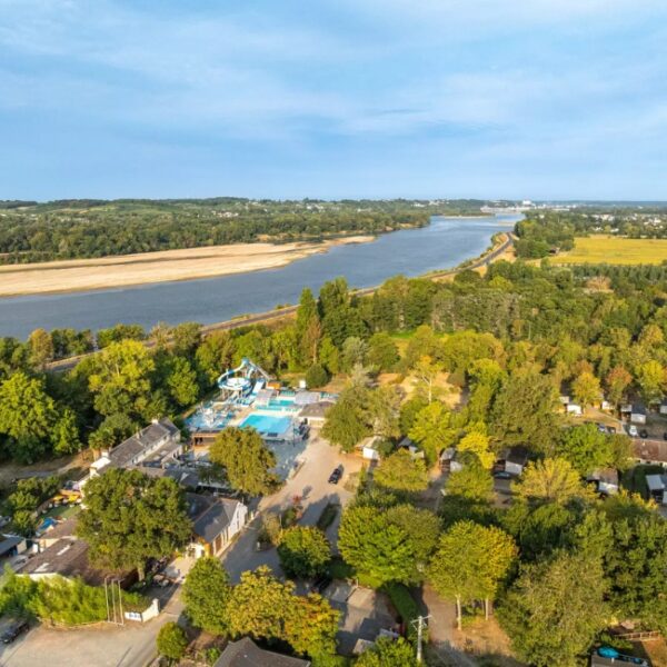 Camping au bord de la Loire, Domaine de la Brèche, à Varennes-sur-Loire près de Saumur, dans le Maine-et-Loire.