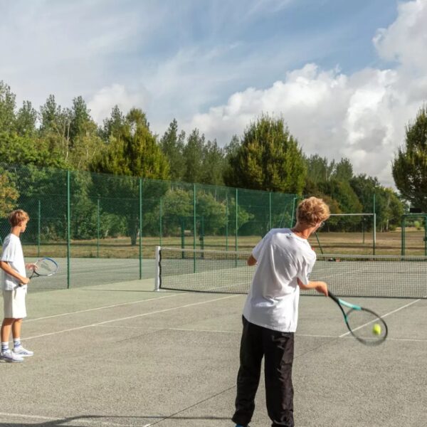 Terrains de tennis au camping Domaine de la Brèche, à Varennes-sur-Loire près de Saumur, dans le Maine-et-Loire.
