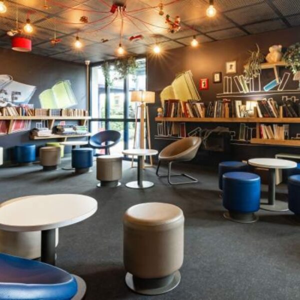 Bibliothèque de l' Ibis Budget Pontault Combault en Seine et Marne