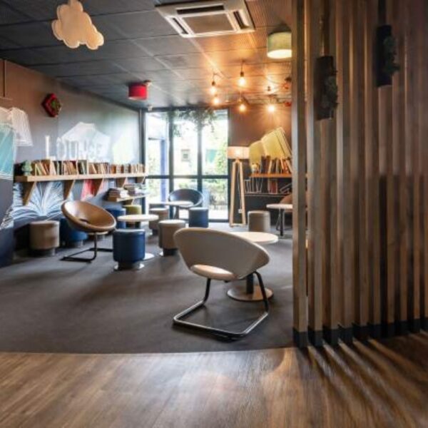 Hall d'accueil de l'Ibis Budget Pontault-Combault en Seine et Marne