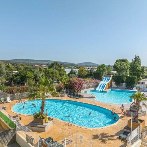 Piscines extérieures au Camping Les Salins de la Gardiole, dans l'Hérault, à Vic-la-Gardiole, entre Sète et Montpellier