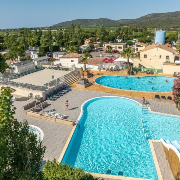 Piscine au Camping Les Salins de la Gardiole, dans l'Hérault, à Vic-la-Gardiole, entre Sète et Montpellier