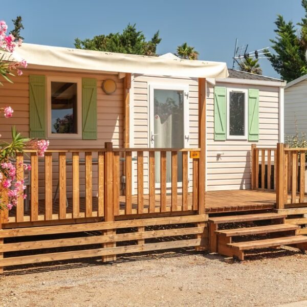 Mobil-home animaux admis au Camping Les Salins de la Gardiole, dans l'Hérault, à Vic-la-Gardiole, entre Sète et Montpellier