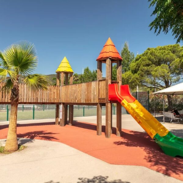 Aire de jeux pour enfants au Camping Les Salins de la Gardiole, dans l'Hérault, à Vic-la-Gardiole, entre Sète et Montpellier