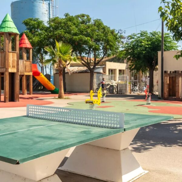 Table de ping-pong au Camping Les Salins de la Gardiole, dans l'Hérault, à Vic-la-Gardiole, entre Sète et Montpellier