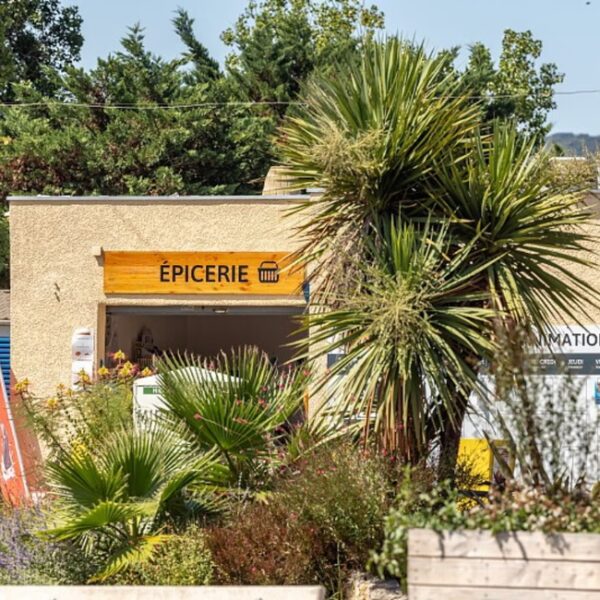 Epicerie au Camping Les Salins de la Gardiole, dans l'Hérault, à Vic-la-Gardiole, entre Sète et Montpellier