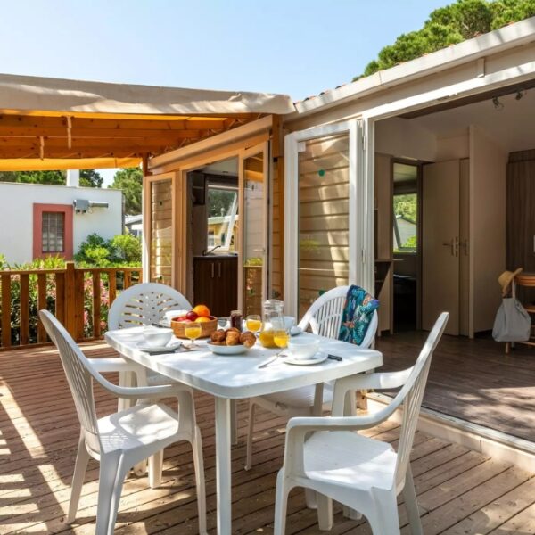 Terrasse ombragée d'un mobil-home Camping Les Salins de la Gardiole, dans l'Hérault, à Vic-la-Gardiole, entre Sète et Montpellier
