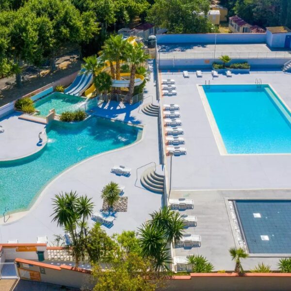 Piscines extérieures et toboggans - Camping Parc des Sept Fonts, à Agde, dans l’Hérault