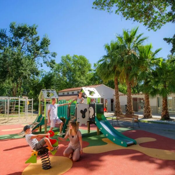 Aire de jeux pour enfants au Camping Parc des Sept Fonts, à Agde, dans l’Hérault