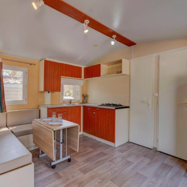 Cuisine de mobil home du Camping Le Val de Durance à Cadenet dans le Vaucluse