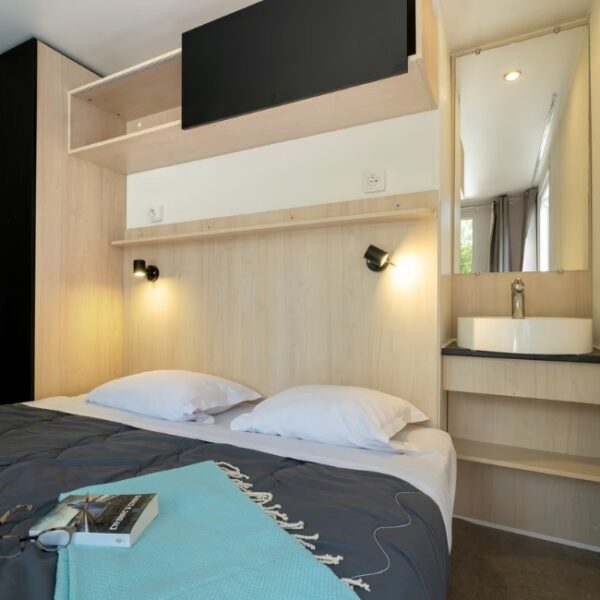 Chambre de mobil home du Camping Mayotte Vacances à Biscarosse dans les Landes