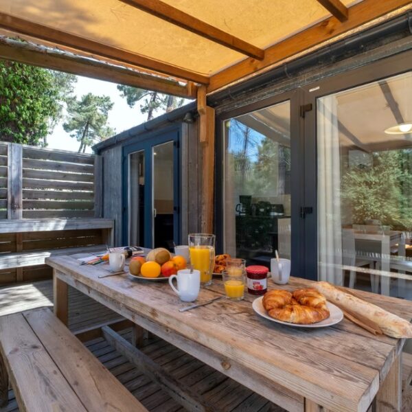 Terrasse de mobil home du Camping Mayotte Vacances à Biscarosse dans les Landes