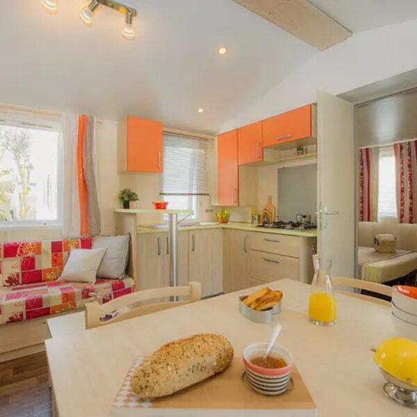 Pièce à vivre du Camping Le Val d'Ussel à Proissans en Dordogne