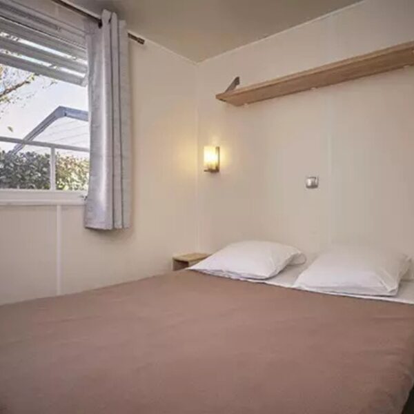 Chambre d'un mobil-home du Camping Le Castellas, entre Sète et Agde, dans l'Hérault