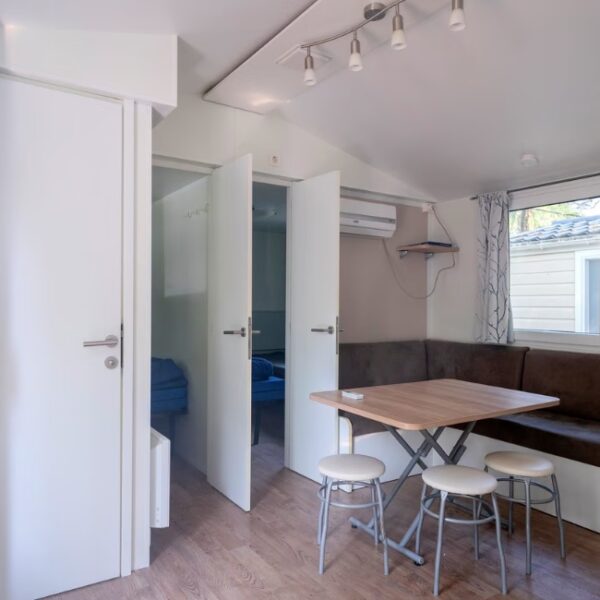 Intérieur d'un mobil-home, location de vacances avec climatisation - Camping Parc des Sept Fonts, à Agde, dans l’Hérault