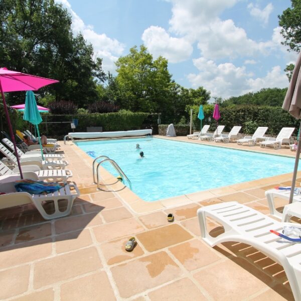 Piscine des Gîtes Le Sud à Puybrun dans le Lot