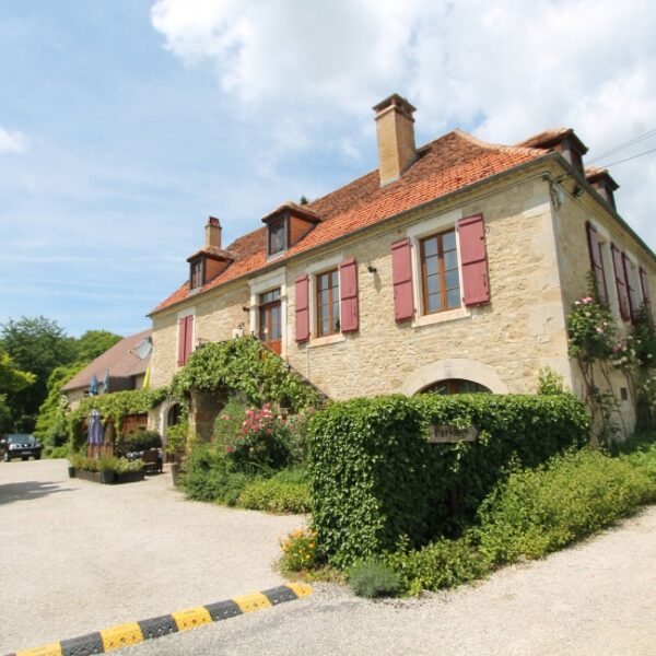 Façade des Gîtes Le Sud à Puybrun dans le Lot