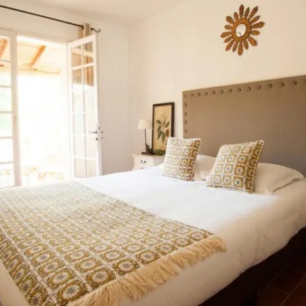 Chambre lumineuse au Domaine Le Bois des Dames