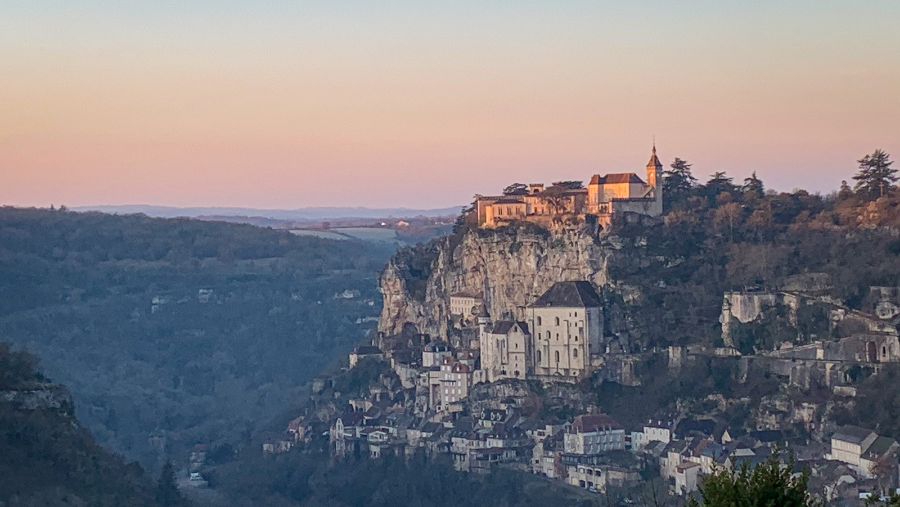 Rocamadour où les chiens sont les bienvenus, dans le Lot, en Occitanie