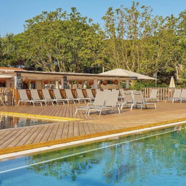 Piscine chauffée du camping Homair La Plage d'Argens entre Fréjus et Saint-Aygulf sur la Côte d'Azur