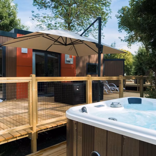 Mobil-home avec jacuzzi privatif au camping Domaine de la Brèche, à Varennes-sur-Loire près de Saumur, dans le Maine-et-Loire.
