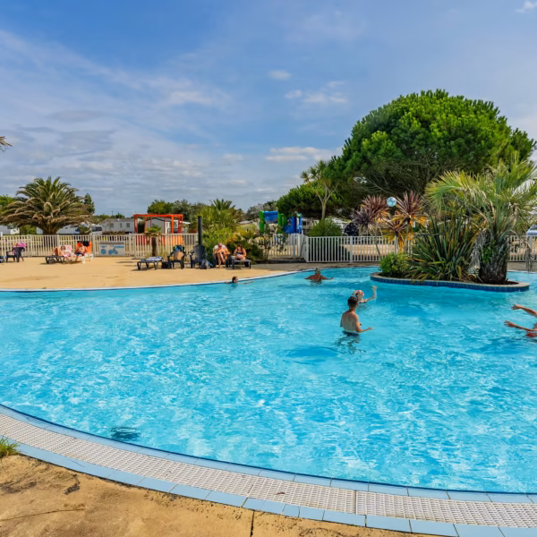 Camping avec piscine extérieure chauffée en Bretagne - Camping La Baie de Kernic, à Plouescat, dans le Finistère (Bretagne)
