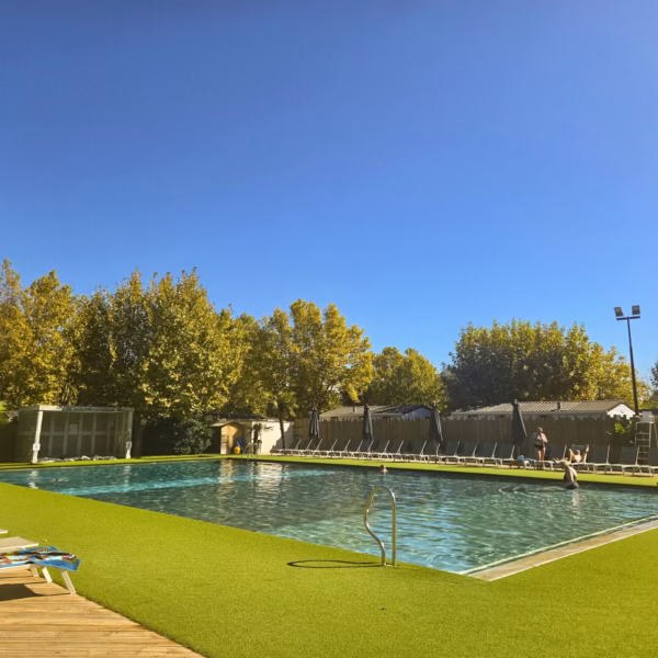 Piscine chauffée du du camping Homair La Plage d'Argens entre Fréjus et Saint-Aygulf sur la Côte d'Azur