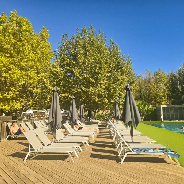 Transats près de la piscine du du camping Homair La Plage d'Argens entre Fréjus et Saint-Aygulf sur la Côte d'Azur