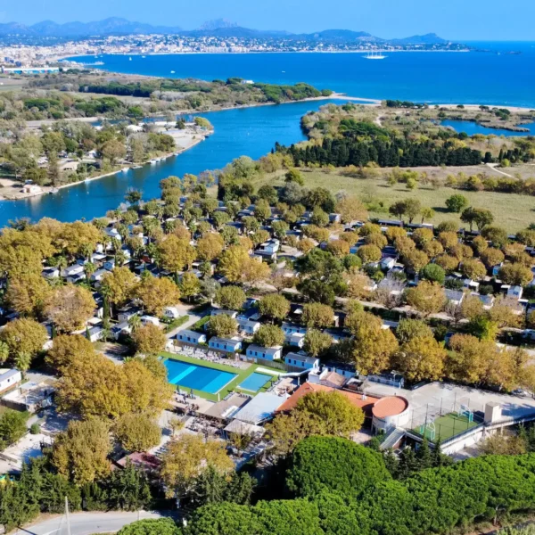 Vue du ciel du du camping Homair La Plage d'Argens entre Fréjus et Saint-Aygulf sur la Côte d'Azur