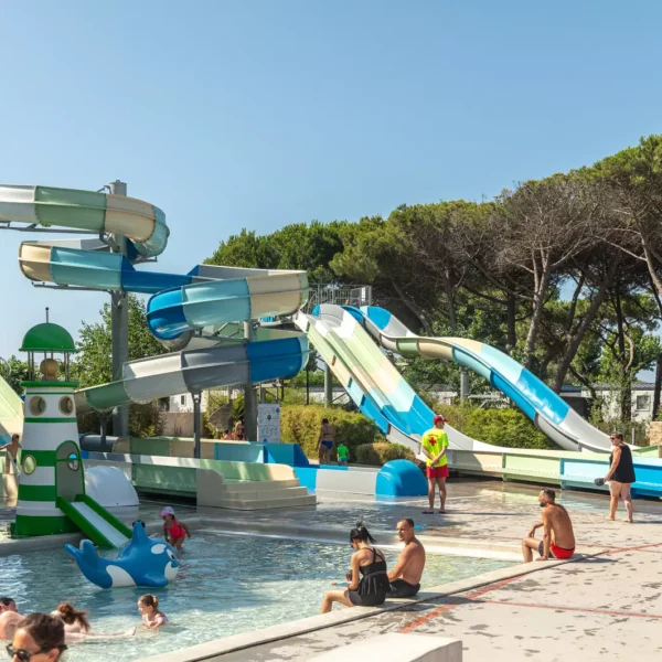Parc aquatique avec toboggans au Camping Le Castellas, entre Sète et Agde, dans l'Hérault