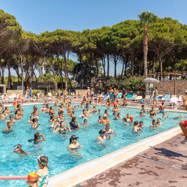 Piscine extérieure chauffée et cours d'aquagym au Camping Le Castellas, entre Sète et Agde, dans l'Hérault