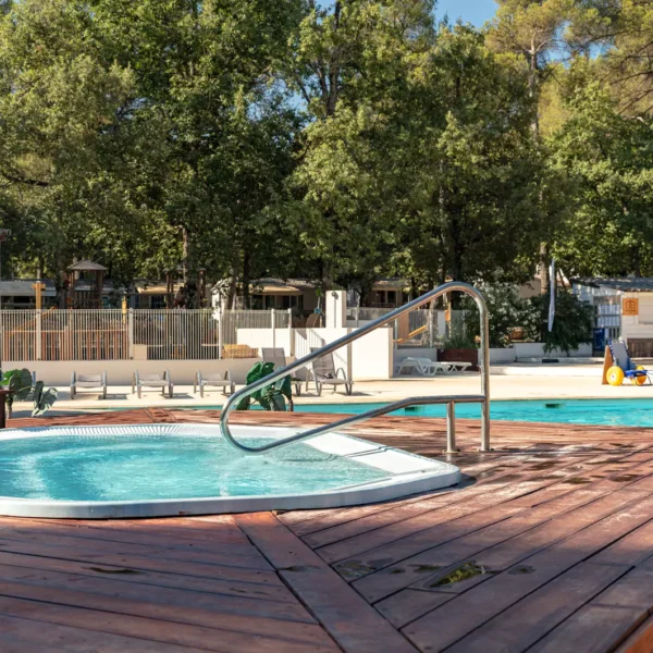 Piscine pour des vacances en famille au Camping Domaine de la Sainte-Baume, à Nans-les-Pins, en Provence, dans le Var