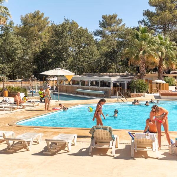 Piscine extérieure chauffée au Camping Domaine de la Sainte-Baume, à Nans-les-Pins, en Provence, dans le Var