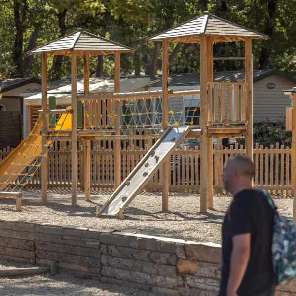Aire de jeux pour enfants au Camping Domaine de la Sainte-Baume, à Nans-les-Pins, en Provence, dans le Var