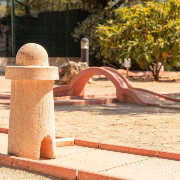 Activités sportive et loisirs - Mini golf au Camping Domaine de la Sainte-Baume, à Nans-les-Pins, en Provence, dans le Var