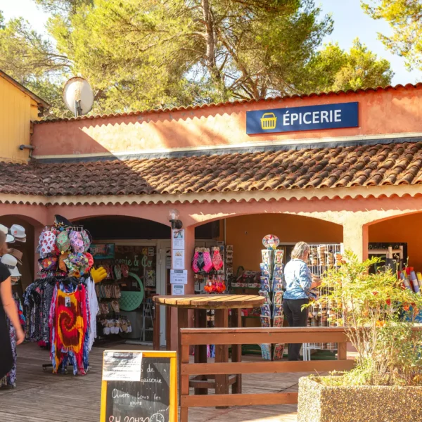 Epicerie au Camping Domaine de la Sainte-Baume, à Nans-les-Pins, en Provence, dans le Var