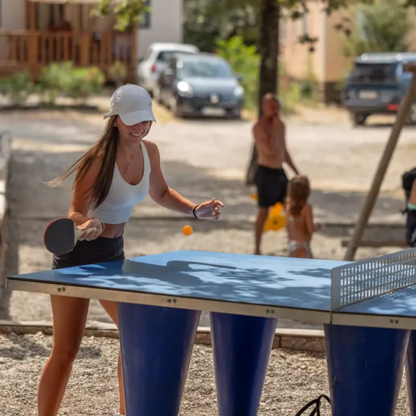 Tables de ping-pong, vacances en famille avec des ados au Camping Domaine de la Sainte-Baume, à Nans-les-Pins, en Provence, dans le Var