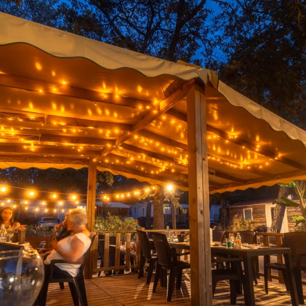 Restaurant avec terrasse illuminée et chiens acceptés - Camping Domaine de la Sainte-Baume, à Nans-les-Pins, en Provence, dans le Var