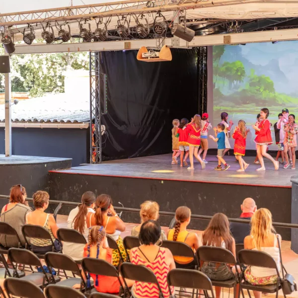 Spectacle, animations et club enfant au Camping Domaine de la Sainte-Baume, à Nans-les-Pins, en Provence, dans le Var