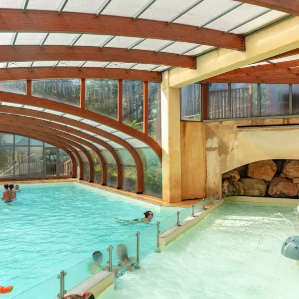 Espace aquatique du Camping Le Val d'Ussel à Proissans en Dordogne