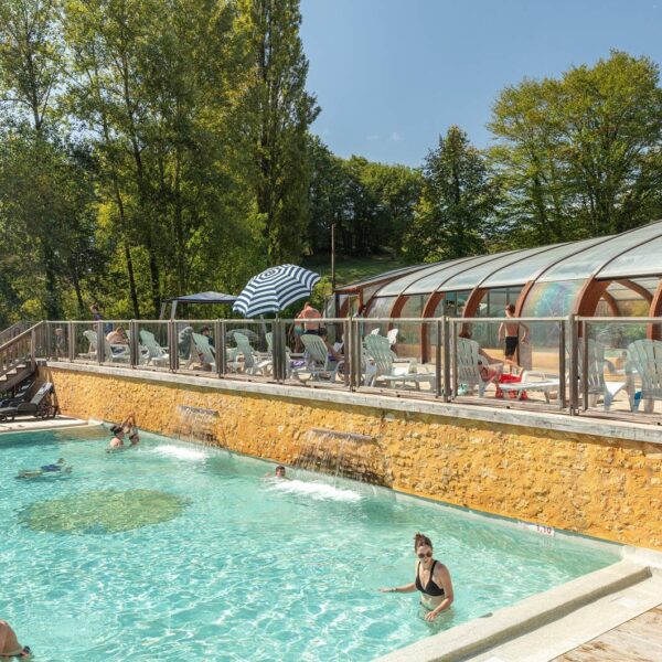 Espace aquatique du Camping Le Val d'Ussel à Proissans en Dordogne