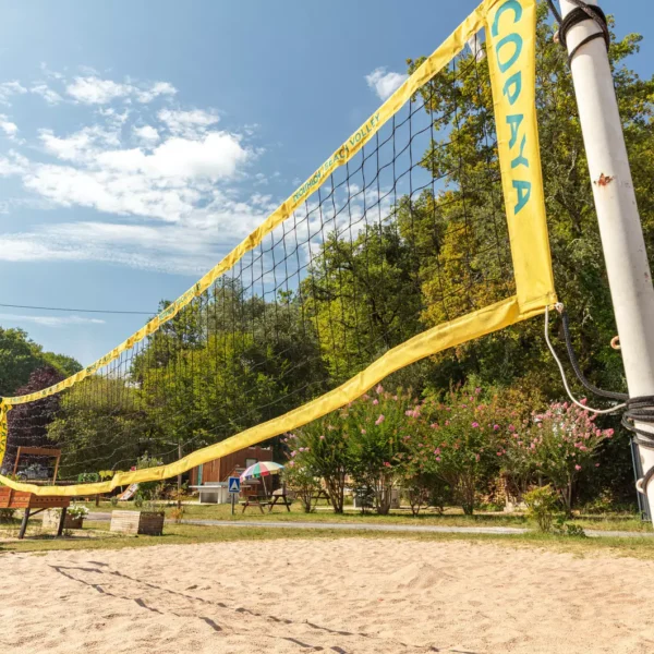 Terrain de beach-volley du Camping Le Val d'Ussel à Proissans en Dordogne