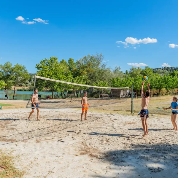 Terrain de volley-ball du Camping Le Val de Durance à Cadenet dans le Vaucluse